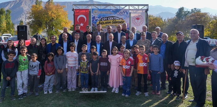Hakkari’de 262 arıcıya elektrikli tel çit desteği sağlandı