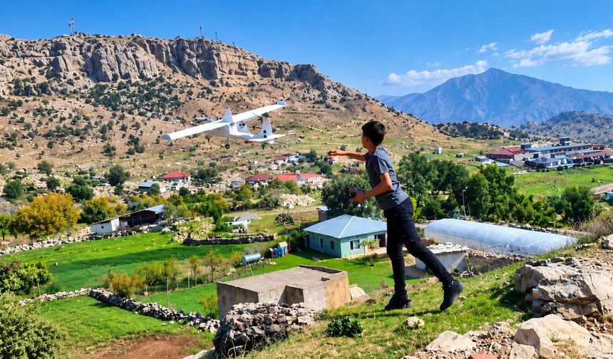 Hakkarili 16 yaşındaki Aram, kendi yaptığı uçağı gökyüzüyle buluşturdu!