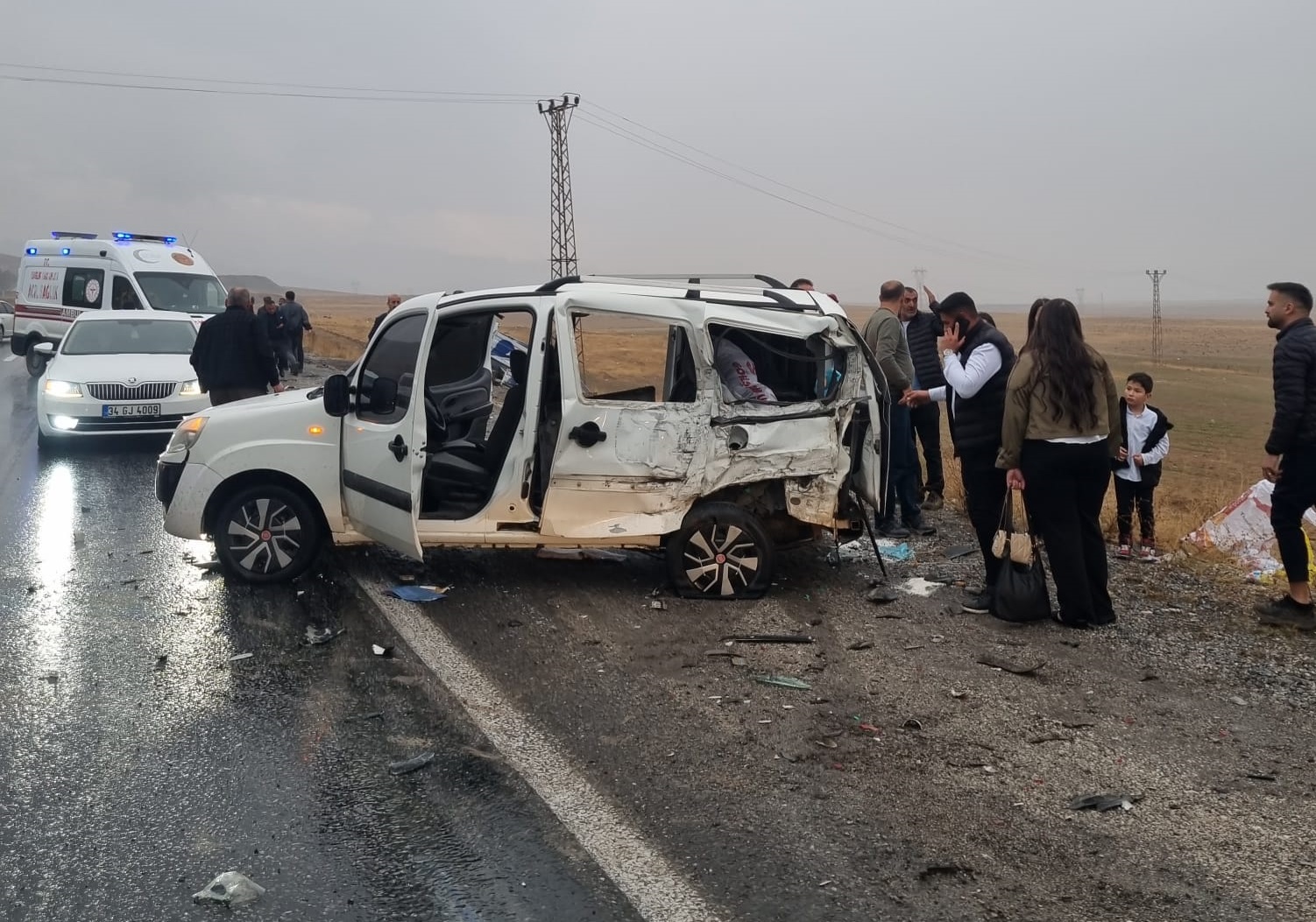 Hakkari yolunda 3 araç kaza yaptı: Polis memuru hayatını kaybetti