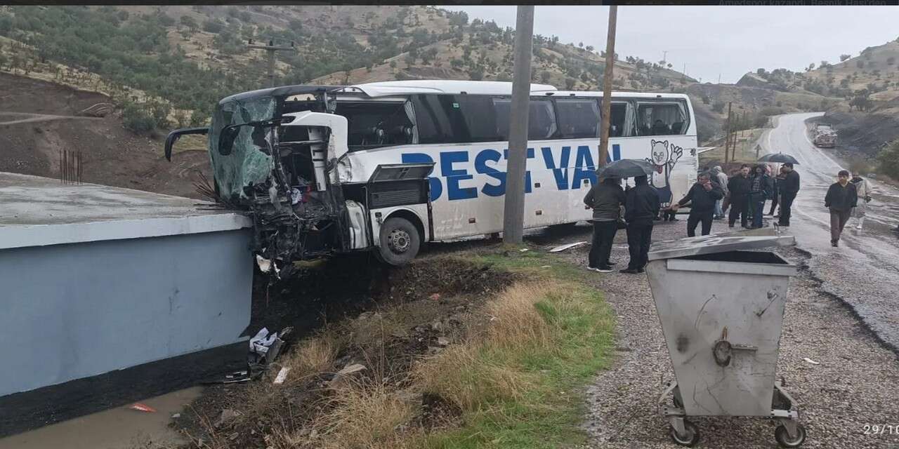 Hakkari yolunda feci kaza: 1 ölü, 15 yaralı