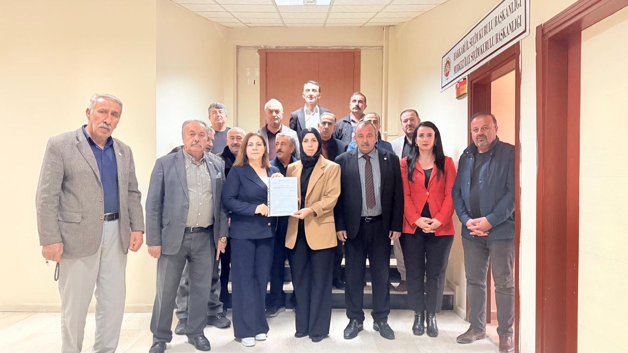 Yeni Parti Hakkari İl Başkanı Suzan Çakırbeyli mazbatasını aldı