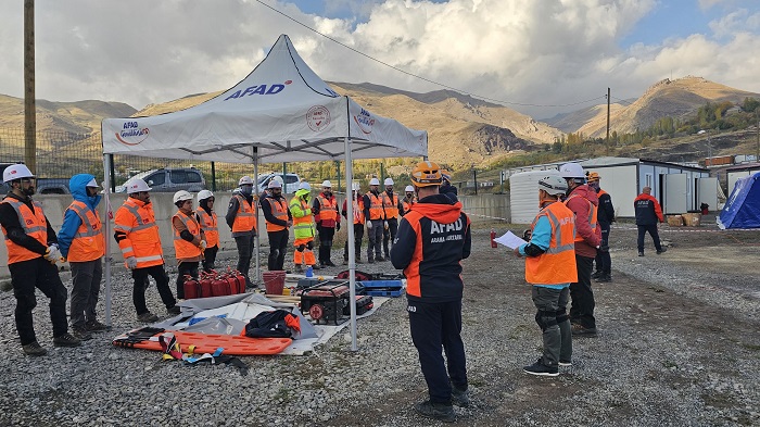 Hakkari’de CİSAD ekibine arama kurtarma eğitimi