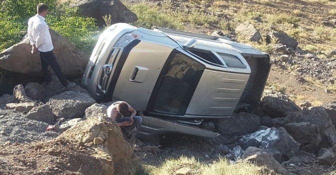 Şemdinli'de kamyonet takla attı: 3 yaralı