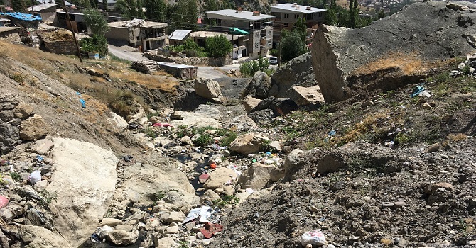 Hakkari'de Dereye Atılan Çöpler Kokuya Neden Oluyor