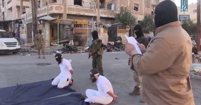El Nusra, halkın önünde IŞİD militanlarını infaz etti