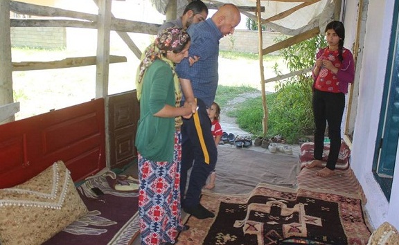 Yüksekova'da, Ağır hasta Tekçi, ailesiyle beraber garajda yaşıyor