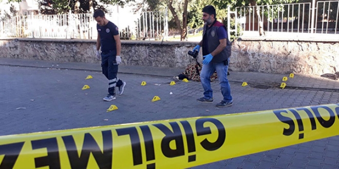 Karısına ve kızına kurşun yağdırdı