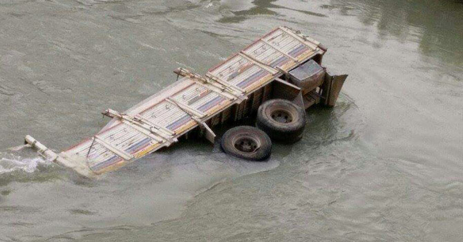 Hakkari-Çukurca karayolunda kamyon Zap'a uçtu
