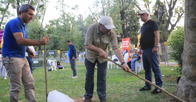 HDP'nin nöbeti çevre temizliği ve yürüyüşle başladı