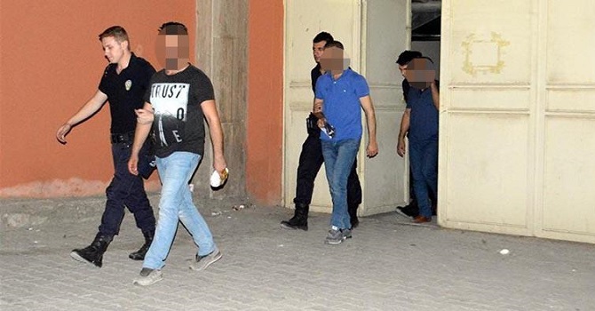 Ele geçirdikleri kaçak sigaraları satan polisler tutuklandı