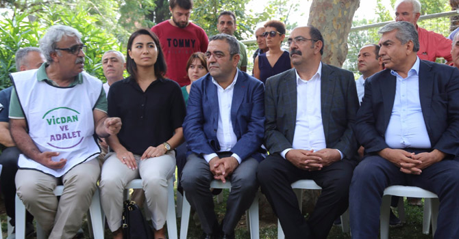 CHP'den 'Vicdan ve Adalet Nöbeti'ne destek ziyareti