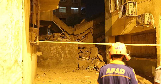Diyarbakır'da 4 katlı bina çöktü