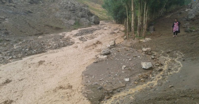 Yüksekova'nın Kazan köyünü sel bastı