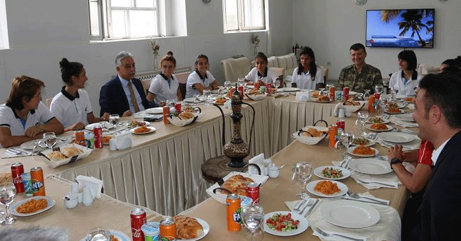 Vali Toprak Bayan takımı ile bir araya geldi