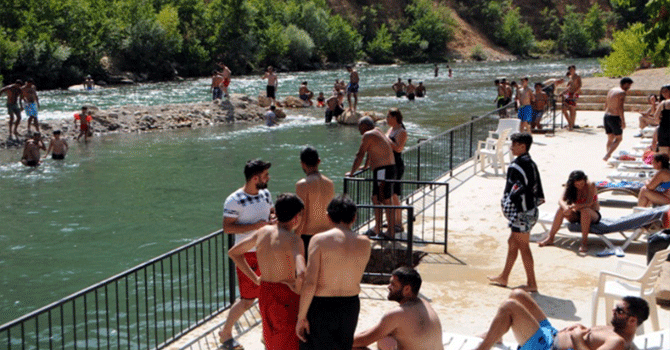 Avrupa'dan geldiler Munzur'da serinlediler