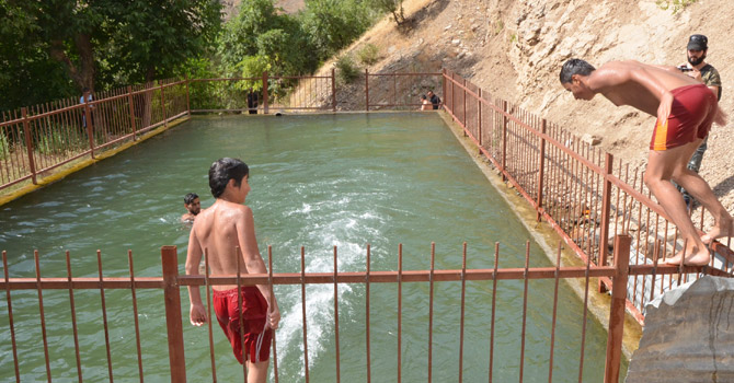 Sıcaktan bunalan Hakkarili gençlerin havuz keyfi