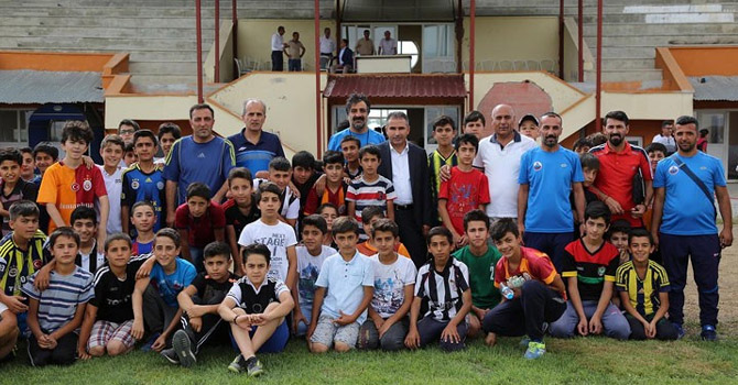 Yüksekova'da 600 öğrenciye eşofman takımı verildi