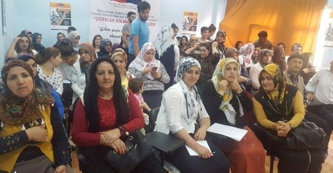 Hakkari'de göç mağduru ailelere seminer