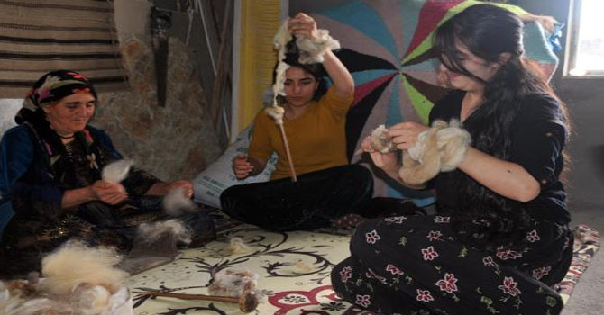 Hakkari'de Öreke Kültürünü Kızlarına Öğretiyor