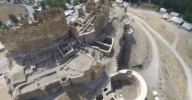 Hakkari-Van karayolunda bulunan Hoşap kalesinde kazı çalışmaları başladı