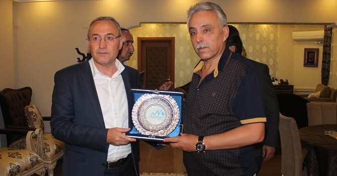 Vali toprak, Ak Partili Özyolcu ile bir araya geldi