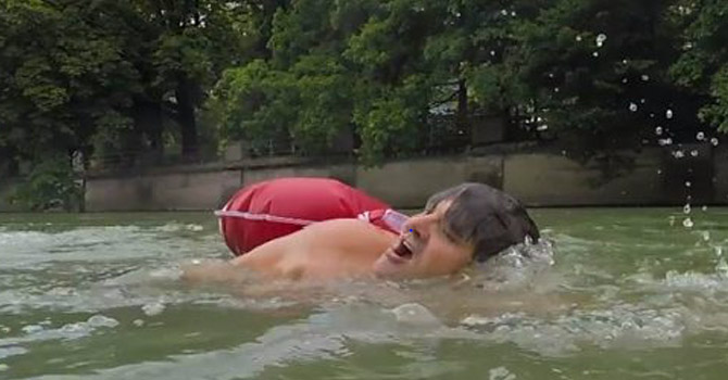 Her gün 2 kilometre yüzerek işe gidiyor