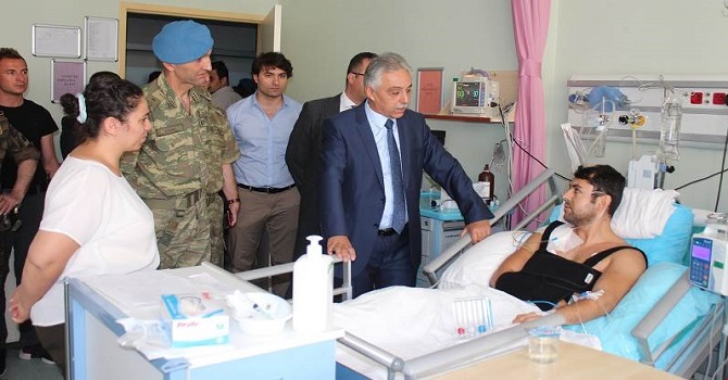 Vali Toprak, saldırıda yaralanan polis memurunu ziyaret etti