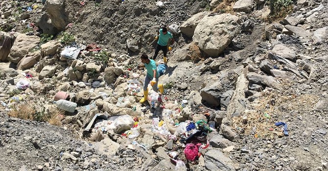 Hakkari'de Belediye Ekipleri Dere Yatağı Temizliğine başladı