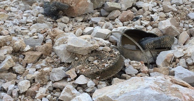 Şemdinli’de iş makinesi uçuruma yuvarlandı: 1 ölü