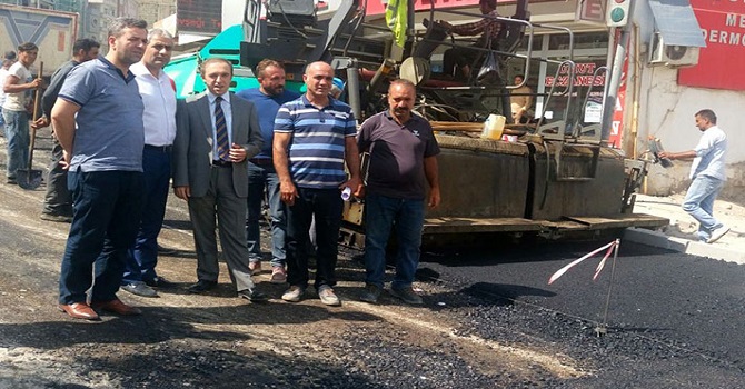 Özdemir, Hakkari'de asfaltlama çalışmalarını inceledi