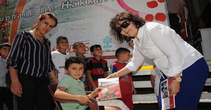 Kadın Kütüphane Müdürü Köy Köy Dolaşıp Kitap Dağıtıyor