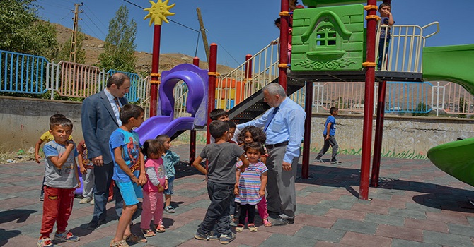 Hakkari'deki iki Okul'un bahçesine çocuk parkı kuruldu!