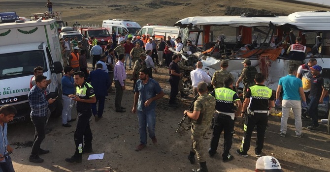 İş makinası TIR'dan midibüsün üzerine düştü