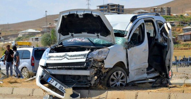 Yüksekova’da trafik kazası: 1’si ağır 5 yaralı
