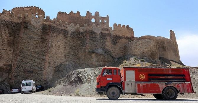 Gürpınar belediyesi Hoşap Kalesi'e restorasyon desteği verdi