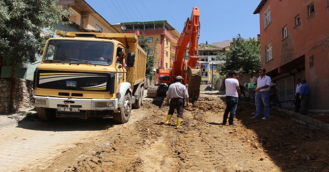 Şemdinli Belediyesi sıcak asfalt çalışmalarına başladı