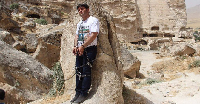HDP milletvekili Aslan kendisini Hasankeyf'e zincirledi
