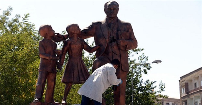 Diyarbakır'da Atatürk anıtına çekiçli saldırı