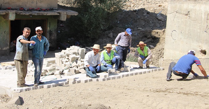 Şemdinli'de yol çalışmaları devam ediyor