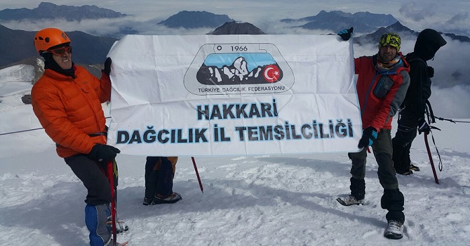 Hakkarili dağcılar Gürcistan dağına tırmandı