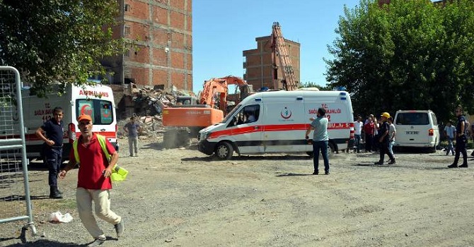 Sur'da yıkım müteahhidi enkaz altında kaldı