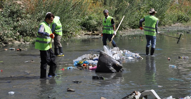 Yüksekova'da dere ıslahı çalışmalarına başlandı