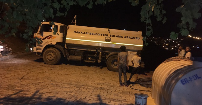 Hakkari'de Sulama Arazözü Gece Mesaisinde