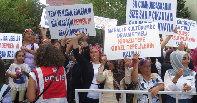 Ak Partili belediyenin töreninde bakana protesto