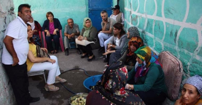 Sur'da aileler yıkıma direniyor