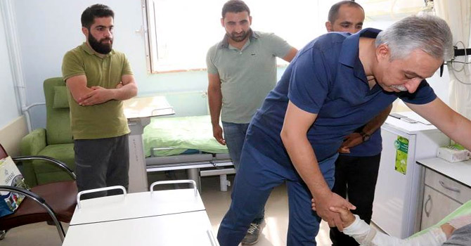 Vali Toprak yaralı polis ve korucuları ziyaret etti