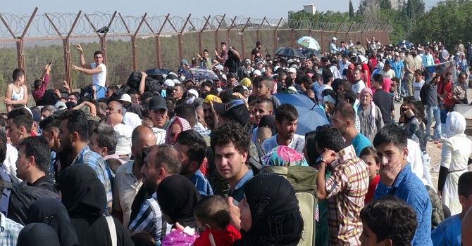 50 bin mülteci Suriye'ye geçti