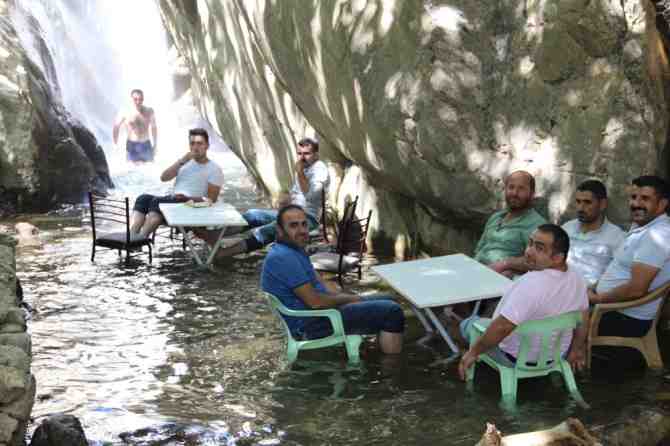 Şemdinli'de serinlemek isteyen oraya akın ediyor