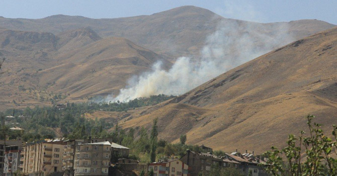 Hakkari'de çıkan yangın korkuttu