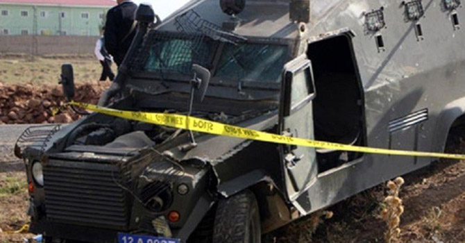 Zırhlı polis aracı takla attı